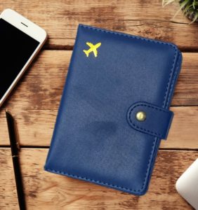 Porta Pasaporte Con Broche Azul Oscuro